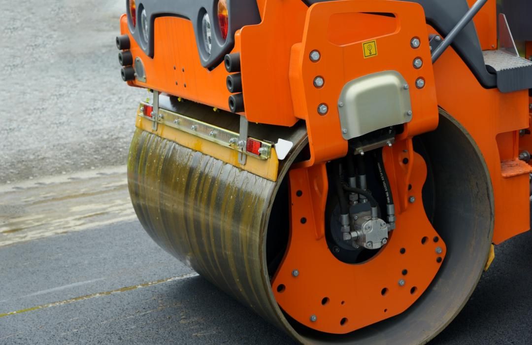 maquina asfalto naranja