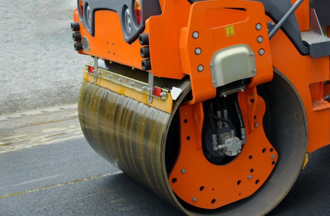 maquina asfalto naranja